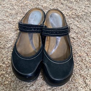 Bass Cozy upscale clogs.